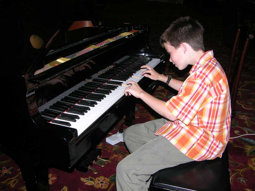Muscat 05 Al Bustan 07 Playing Piano In Lobby There was no live entertainment, so Peter surprised us by playing the piano in the lobby of the Al Bustan Hotel. Hmm, if you look closely you�ll see that the piano was actually on auto-pilot, making its own music. Ah shucks, he sounded so good.